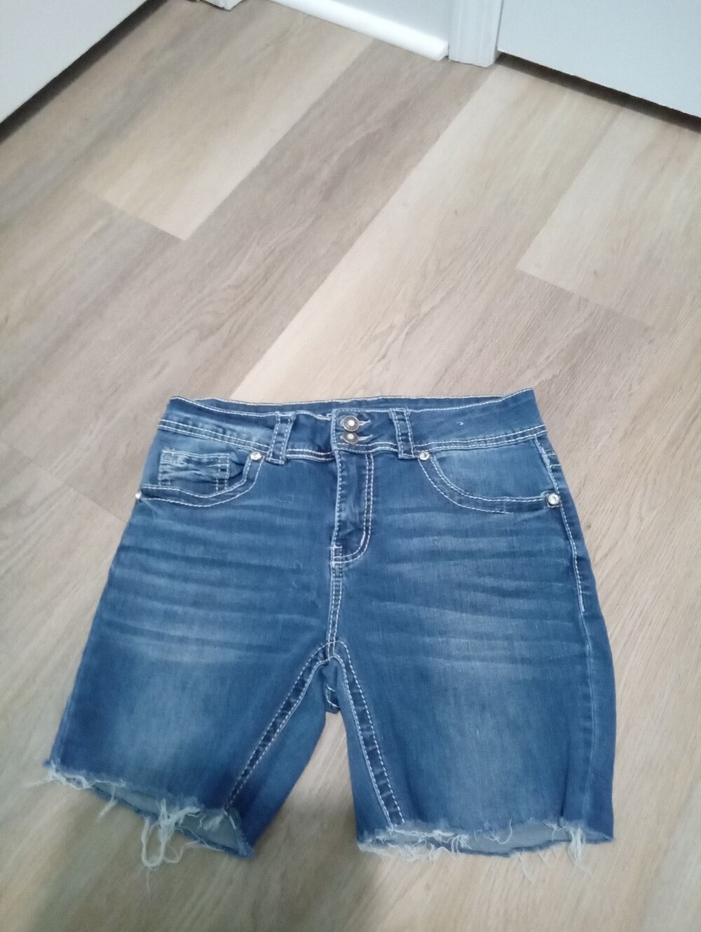Gemma Rae Junior's Size 11 Classic Mid-Rise Blue Denim Bermuda Shorts w/Raw Hem